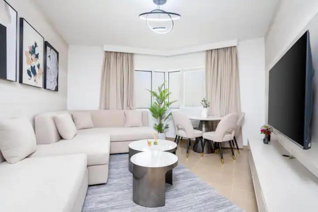 هتل استایلیش 1BD ریترییت و پتيو جميرا لیک تاورز - Stylish 1BD Retreat w PatioJumeirah Lake Towers