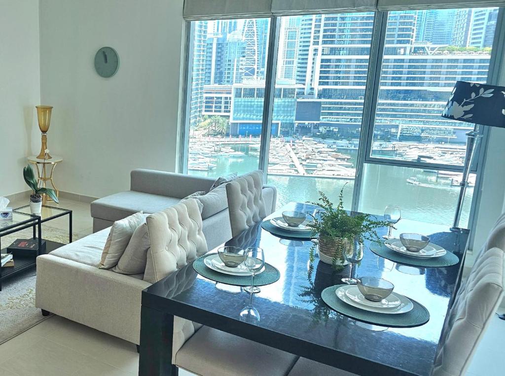 هتل لاگژریس لارج ۲ بی آر ویت دبی مارینا ویوز - Luxurious large 2BR with Dubai Marina views