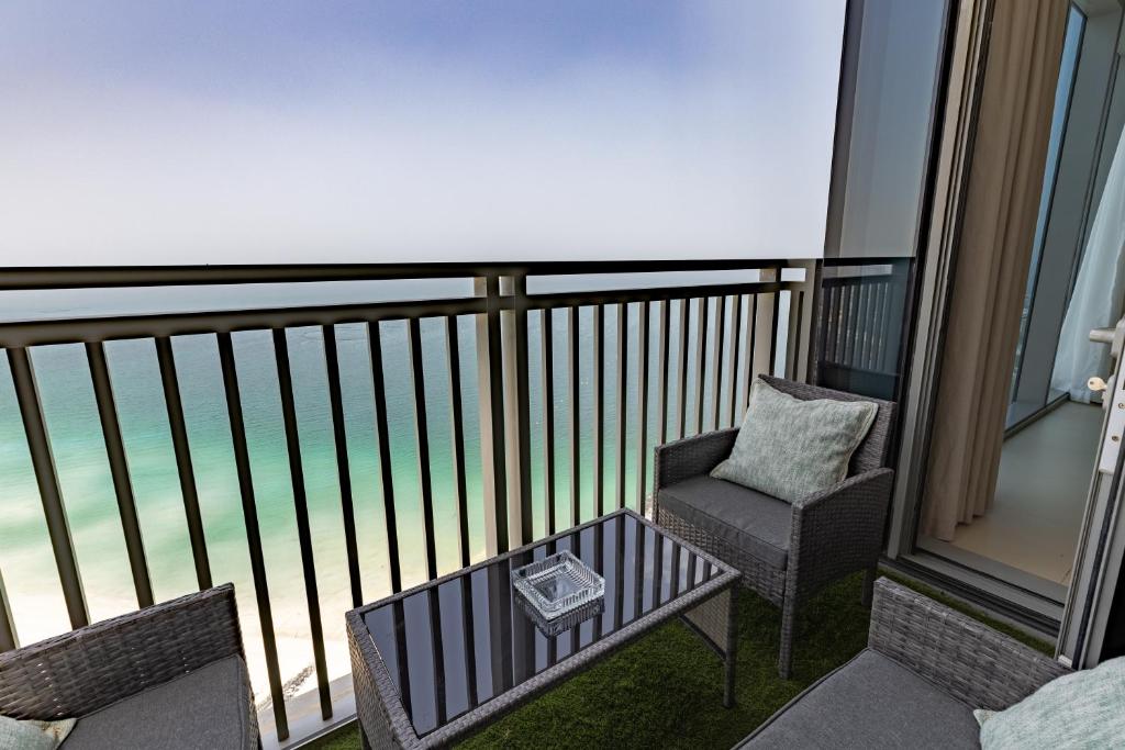 هتل ویوز هالی‌دی هومز - اسپکتاکولار ساید ریت آپت وید ویوز - Waves Holiday Homes - Spectacular Seaside Retreat Apt With Views