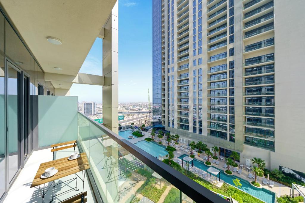 هتل شیک ۱-بد روم آپارتمان ویت پول اند کُمینیتی ویوز - Chic 1-bedroom Apartment With Pool & Community Views