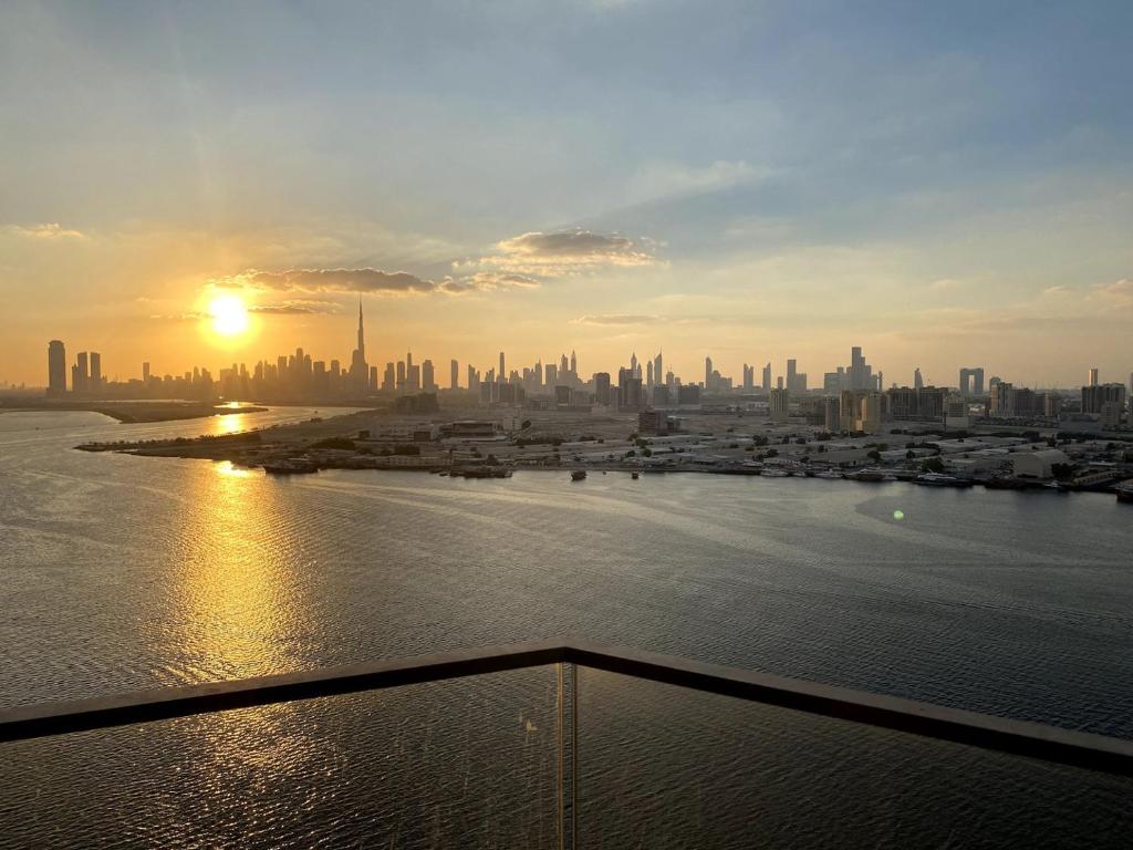 هتل استانینگ اسکای لاین وِث کریک ویو - Stunning Skyline with Creek view