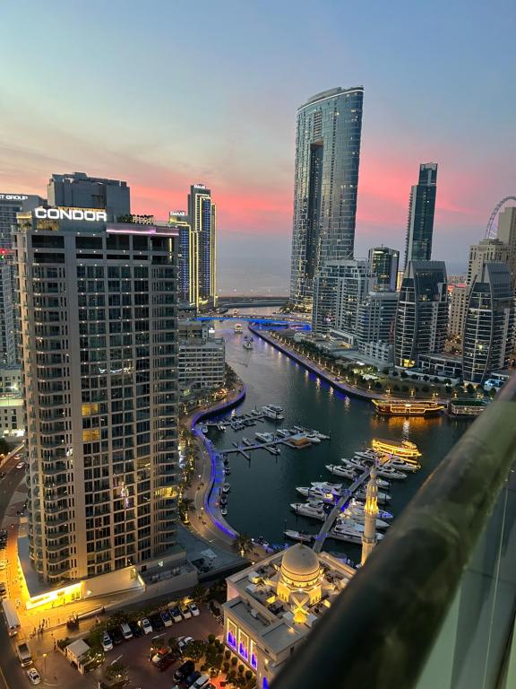 هتل مدرن ۱ بی آر آپارتمان این دبی مارینا ویت سی ویو - Modern 1BR Apartment in Dubai Marina with sea view