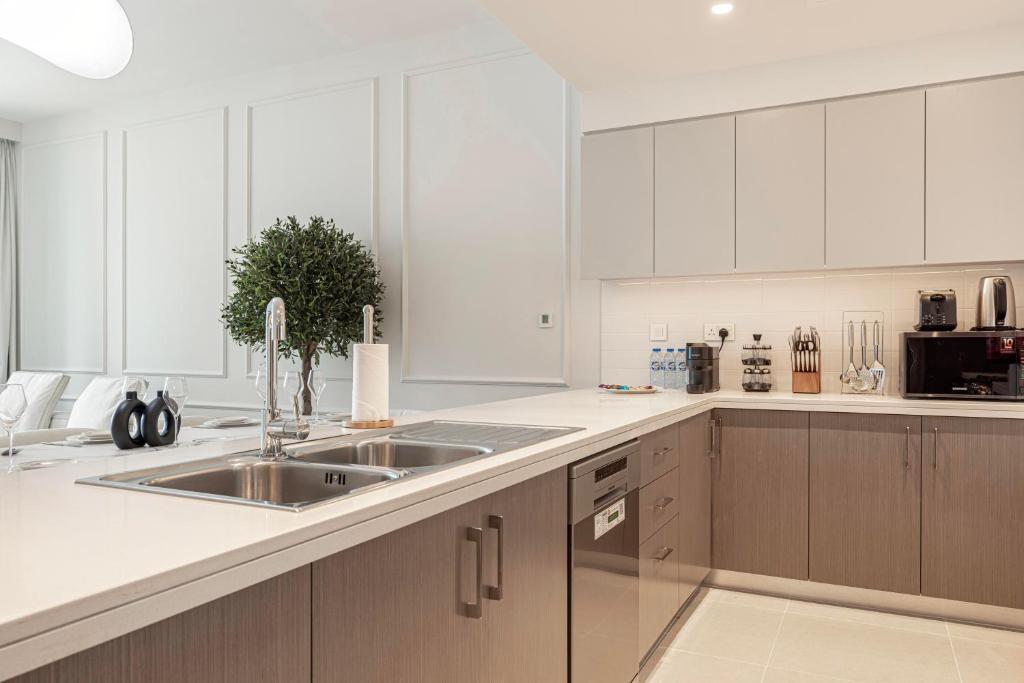 Luxury 4BR Burj Khalifa & Fountain Views