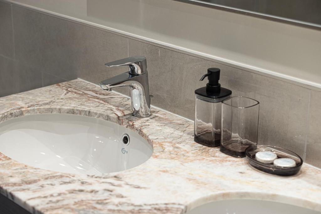 Luxury 4BR Burj Khalifa & Fountain Views