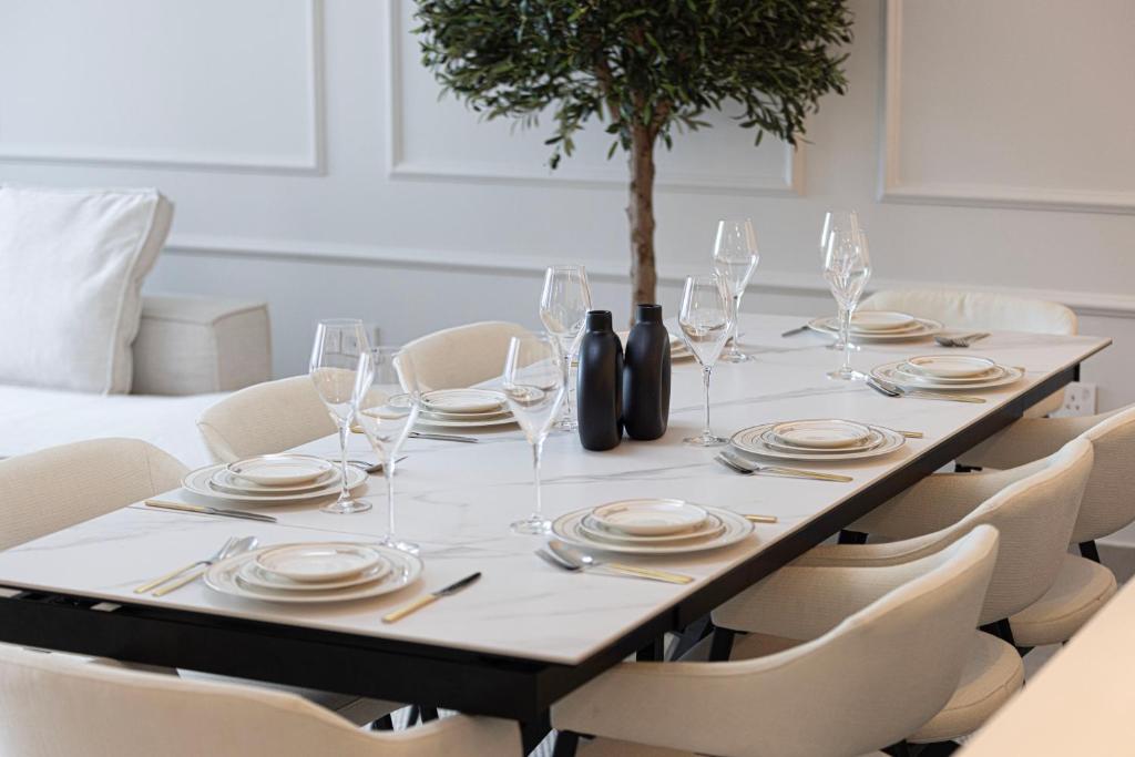 Luxury 4BR Burj Khalifa & Fountain Views