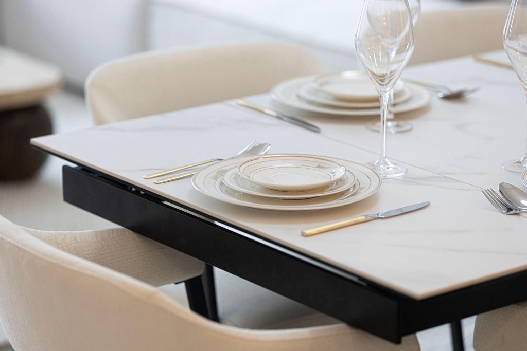 Luxury 4BR Burj Khalifa & Fountain Views