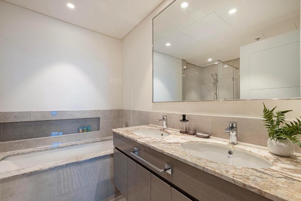 Luxury 4BR Burj Khalifa & Fountain Views