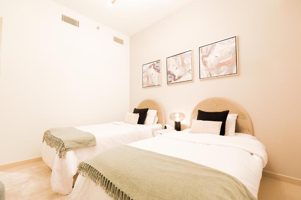 Downtown Luxury - Stunning Burj Khalifa View - 5 Minutes Walk to Dubai Mall