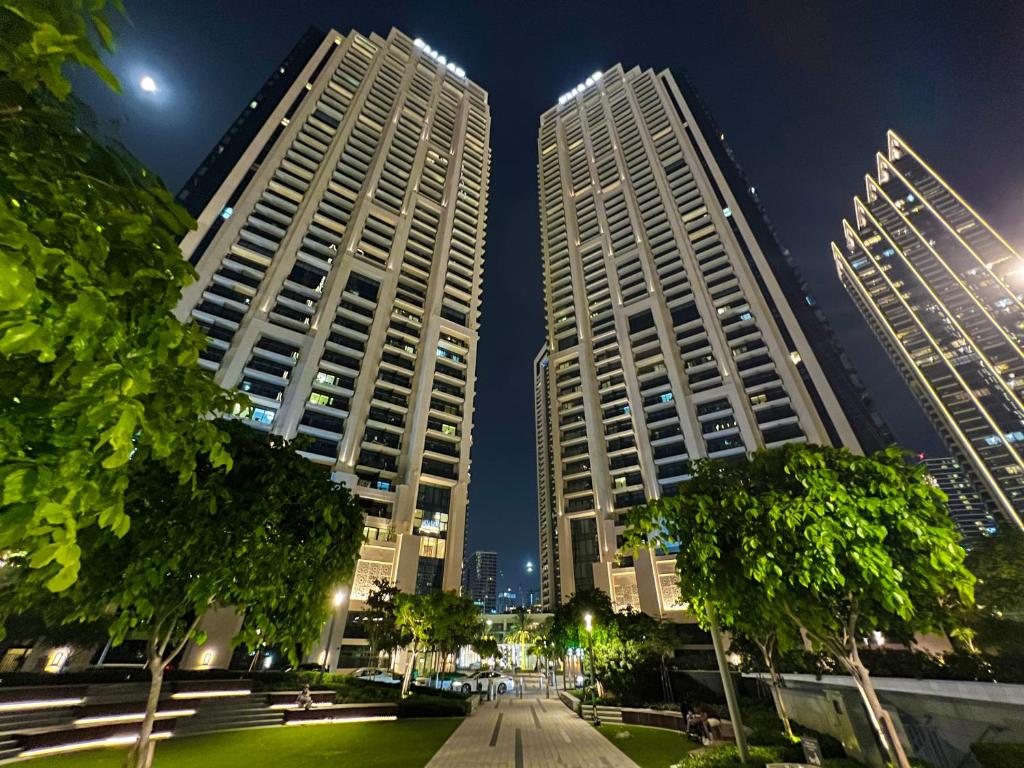 Downtown Luxury - Stunning Burj Khalifa View - 5 Minutes Walk to Dubai Mall