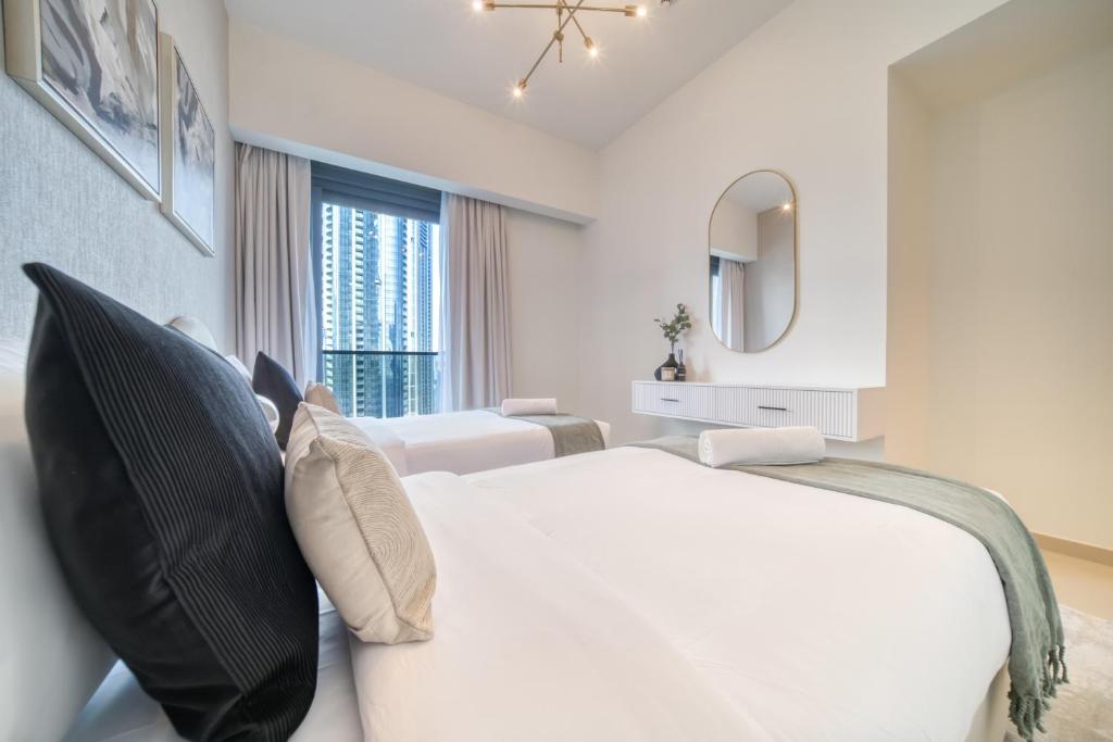 Downtown Luxury - Stunning Burj Khalifa View - 5 Minutes Walk to Dubai Mall