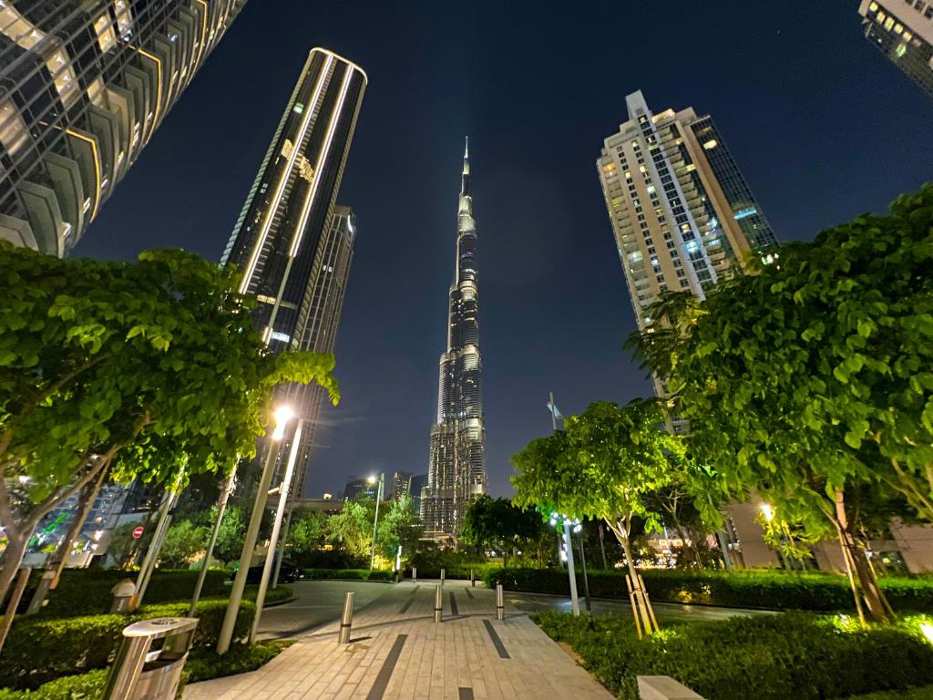 Downtown Luxury - Stunning Burj Khalifa View - 5 Minutes Walk to Dubai Mall