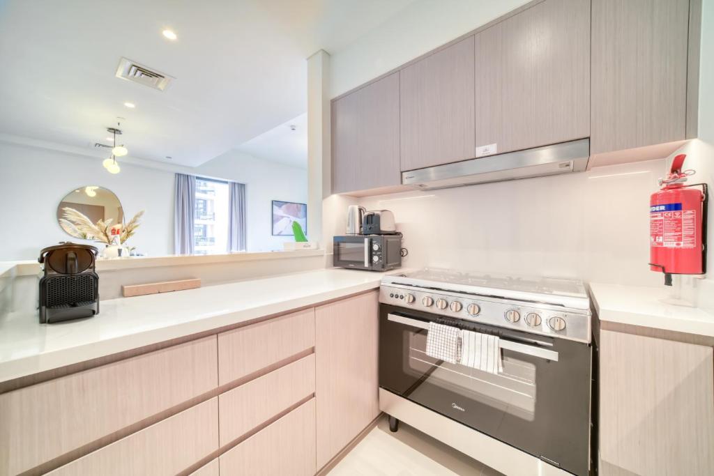 Downtown Luxury - Stunning Burj Khalifa View - 5 Minutes Walk to Dubai Mall