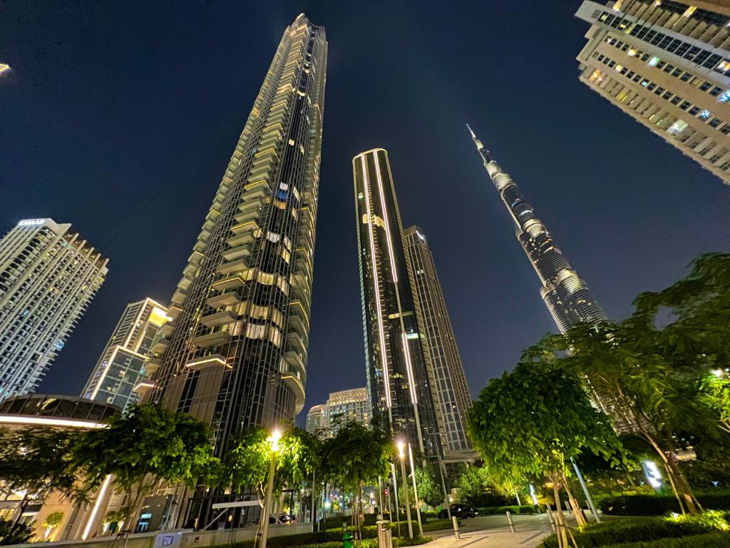 Downtown Luxury - Stunning Burj Khalifa View - 5 Minutes Walk to Dubai Mall