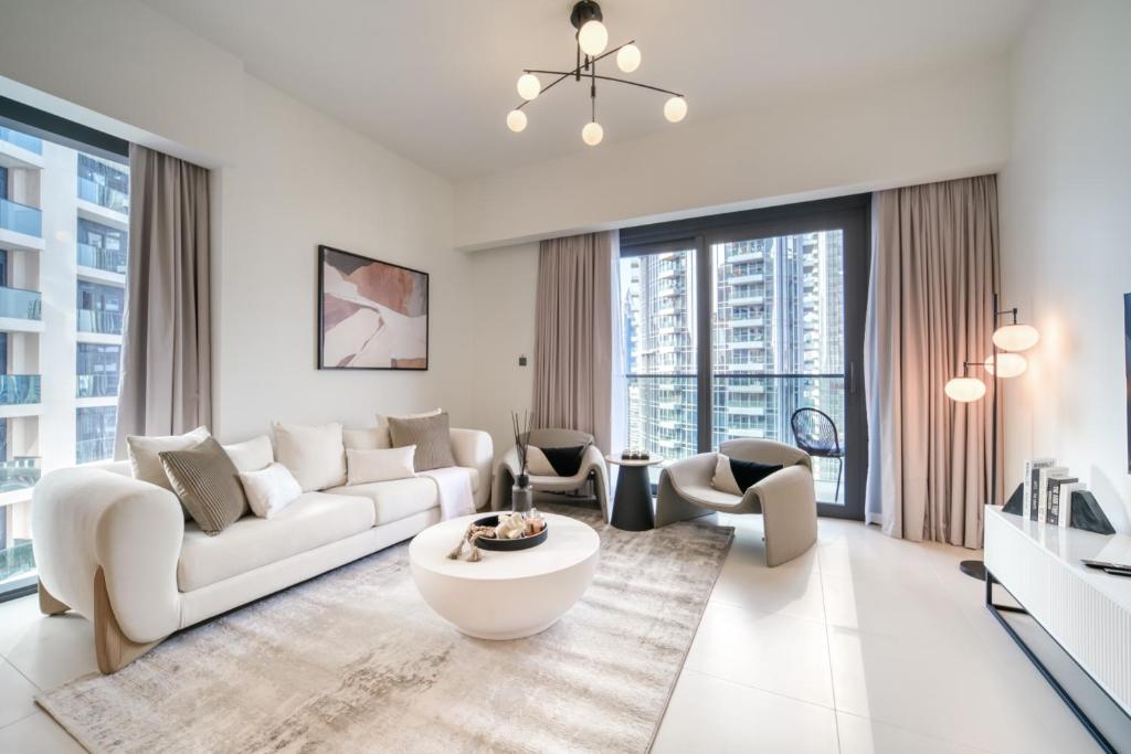 Downtown Luxury - Stunning Burj Khalifa View - 5 Minutes Walk to Dubai Mall