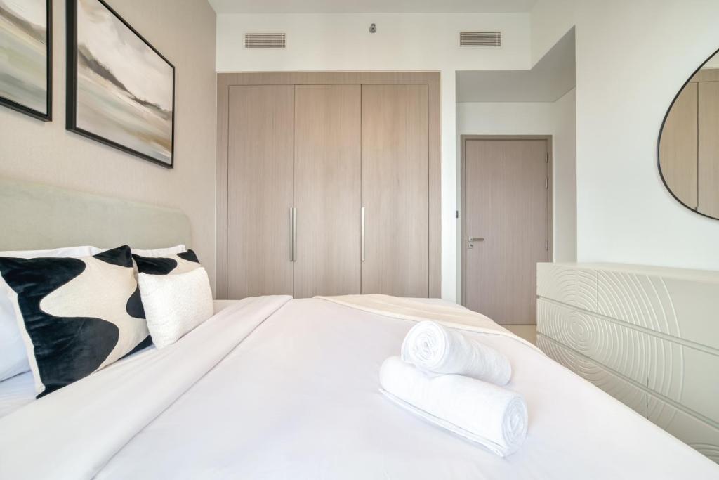 Downtown Luxury - Stunning Burj Khalifa View - 5 Minutes Walk to Dubai Mall