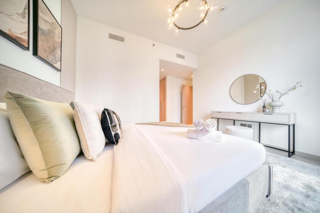 Downtown Luxury - Stunning Burj Khalifa View - 5 Minutes Walk to Dubai Mall