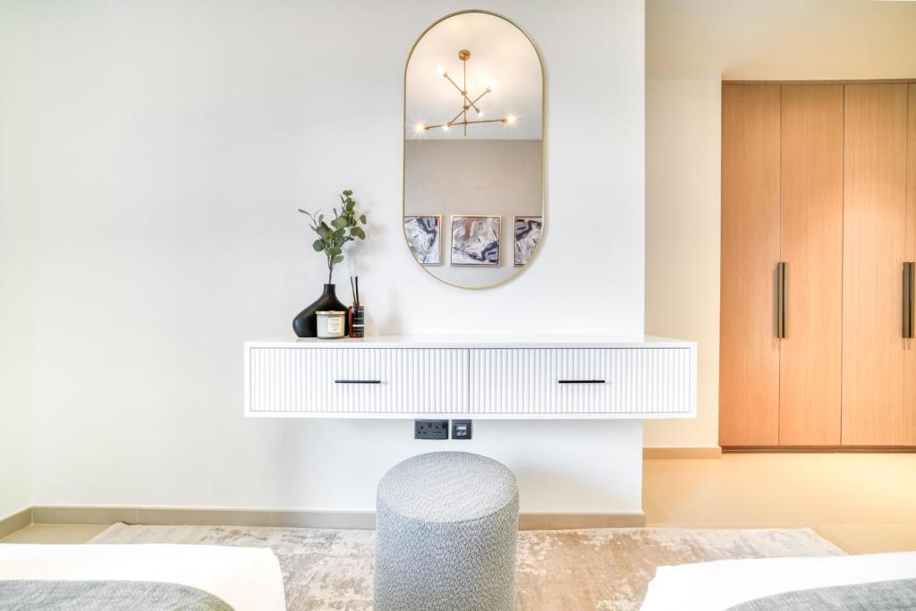 Downtown Luxury - Stunning Burj Khalifa View - 5 Minutes Walk to Dubai Mall