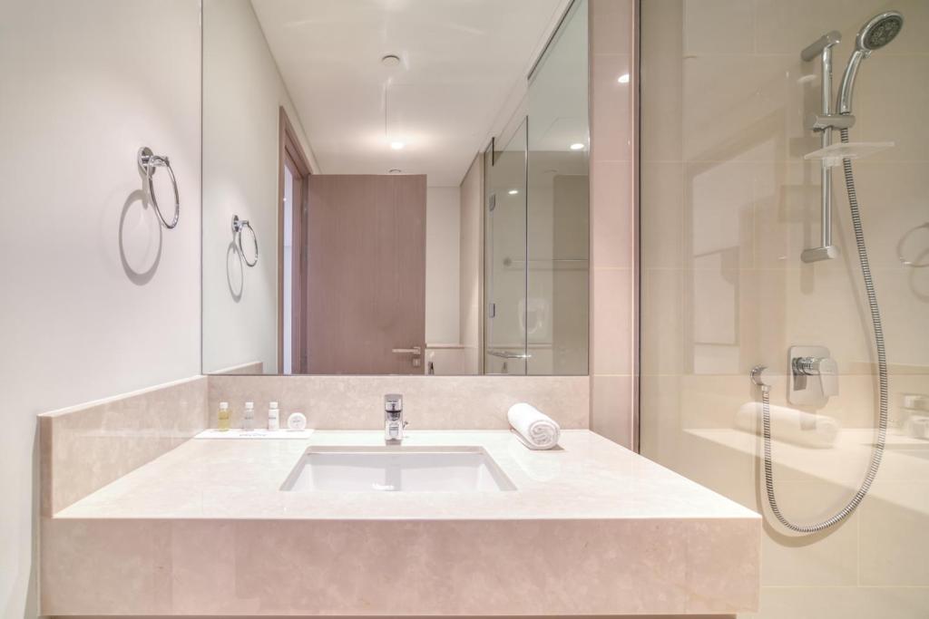 Downtown Luxury - Stunning Burj Khalifa View - 5 Minutes Walk to Dubai Mall