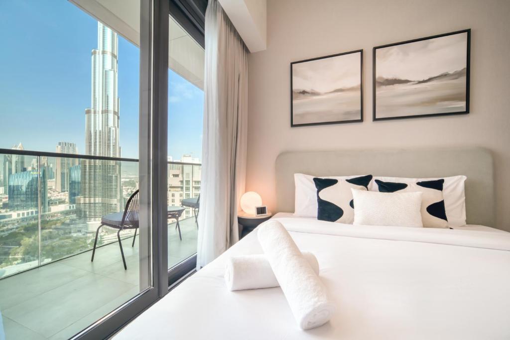 Downtown Luxury - Stunning Burj Khalifa View - 5 Minutes Walk to Dubai Mall