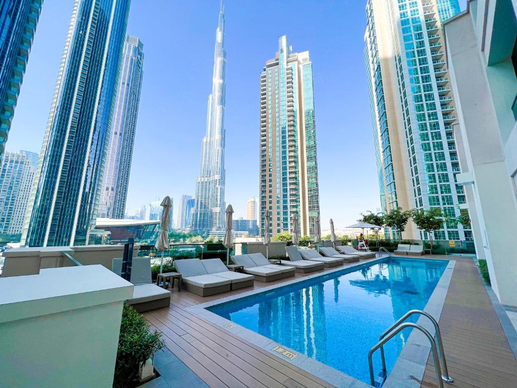Downtown Luxury - Stunning Burj Khalifa View - 5 Minutes Walk to Dubai Mall