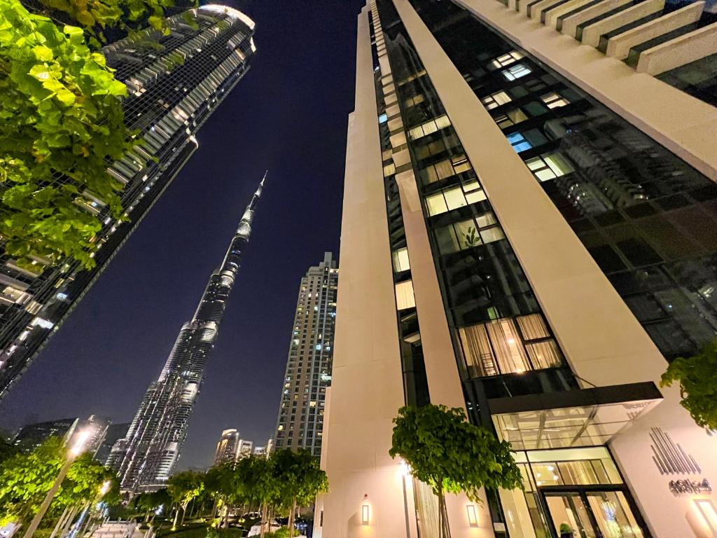Downtown Luxury - Stunning Burj Khalifa View - 5 Minutes Walk to Dubai Mall