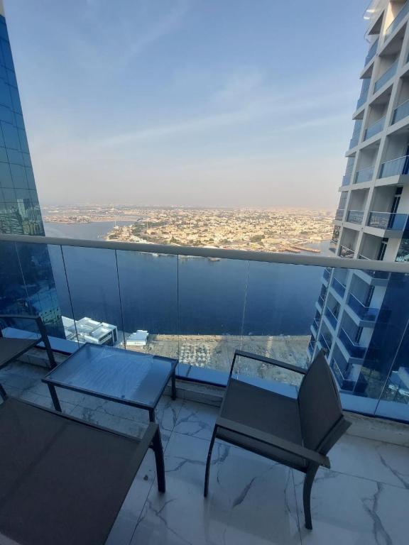 هتل دو بی اچ کی آپت. اویسس تاور 2BHK apt. oasis tower