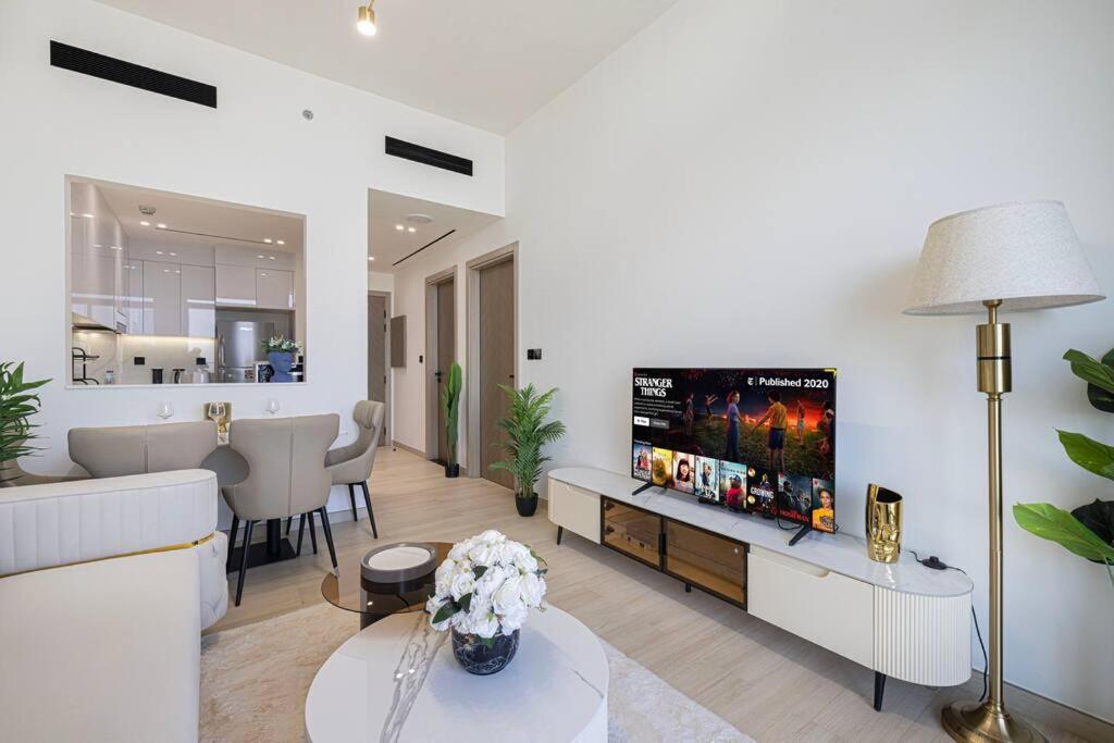 هتل فولی فرنیشد لاکس ۱ بی آر این جی وی سی - Fully Furnished Luxe 1BR In JVC