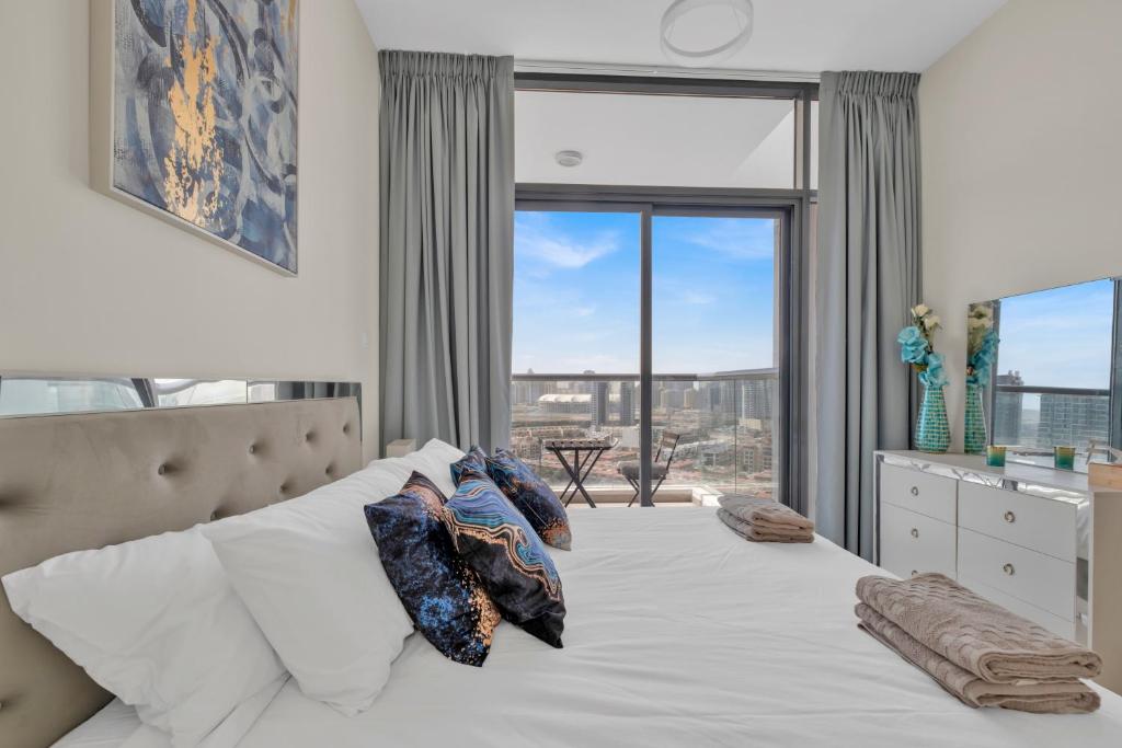 هتل استایلیش 2بی آر فور 6 وید کینگ بدز، پول، جیم این جی وی سی - Stylish 2BR for 6 with King Beds, Pool, Gym in JVC