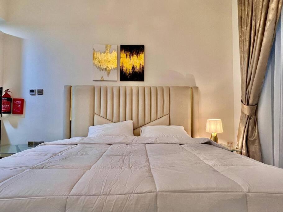 هتل بریت اپت نیئر میراکل گاردنز - Bright apt near Miracle Gardens