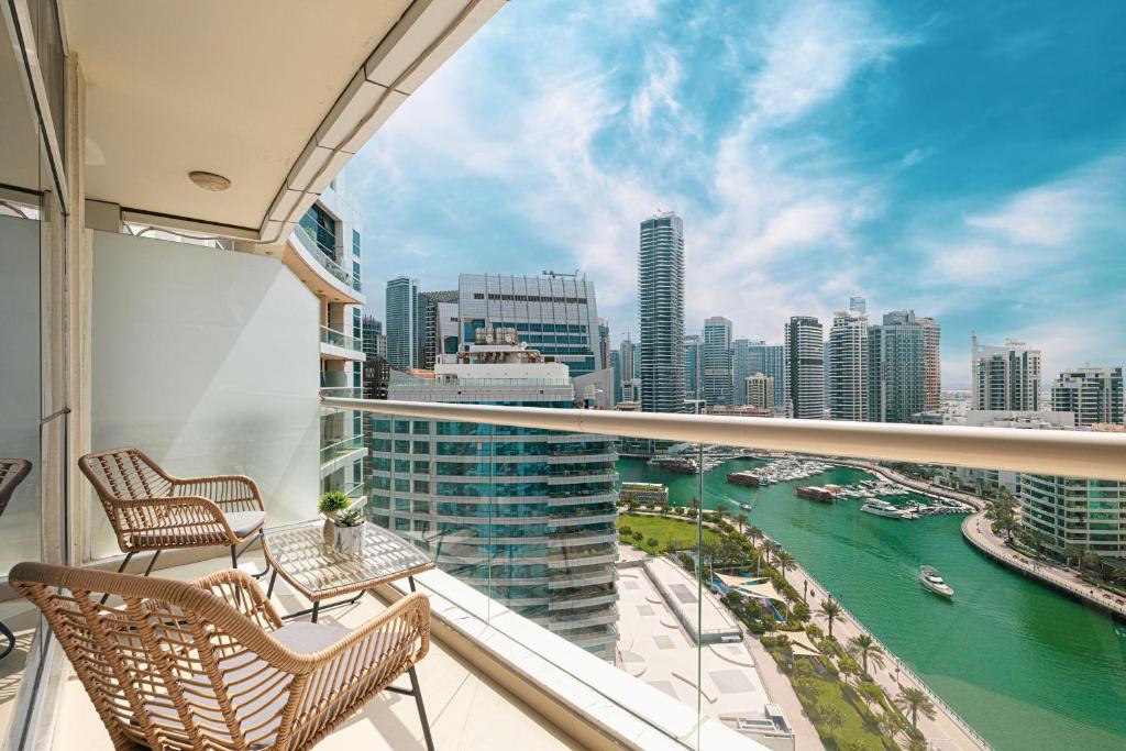 هتل لاکچری 1BR در دبی مارینا: استونینگ مارینا ویوز، پول و جیم - Luxury 1BR at Dubai Marina: Stunning Marina Views, Pool & Gym