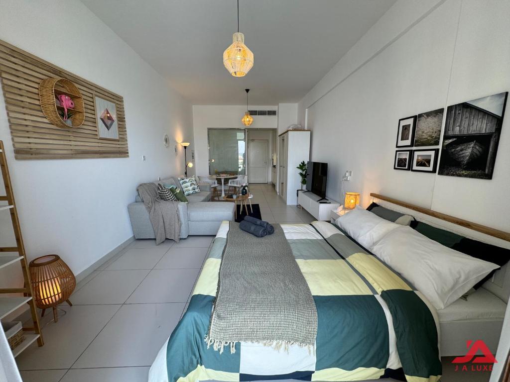 هتل یونیک پانورامیک سی ویو استودیو این پام جومیره - Unique Panoramic Sea View Studio in Palm Jumeirah