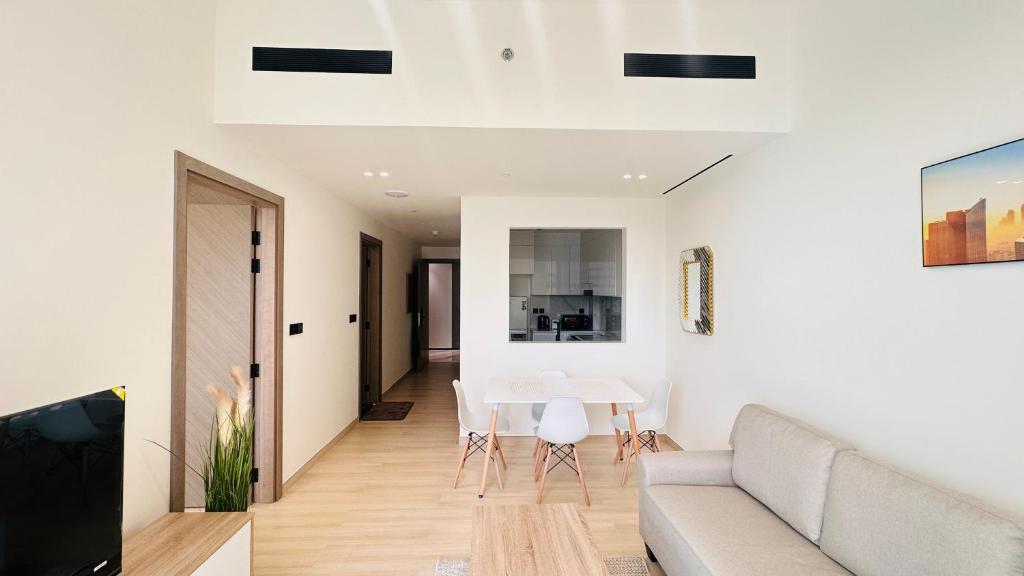 هتل او یو ۱۲۹۲ هوم فولی فرنیشد وان بد آپت اَت جی وی سی - OYO 1292 Home Fully Furnished 1bed Apt @JVC