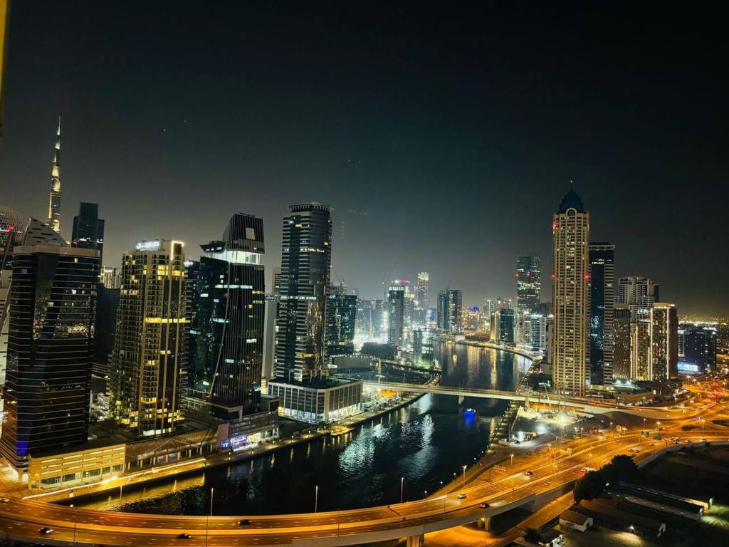 هتل ستنینگ آپارتمان این د هارت اف دبی - کانال ویو - Stunning Apartment In The Heart of Dubai - Canal View