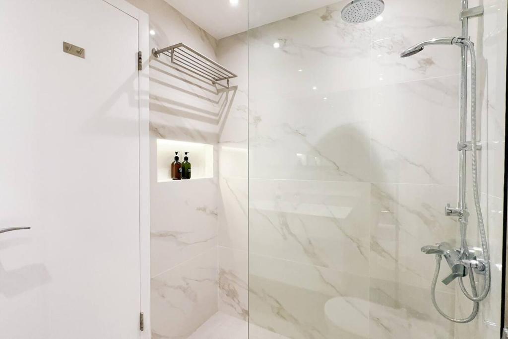 هتل اسپیشس استودیو این جی ال تی آی پرایوت سویمینگ پول - Spacious Studio In Jlt I Private Swimming Pool