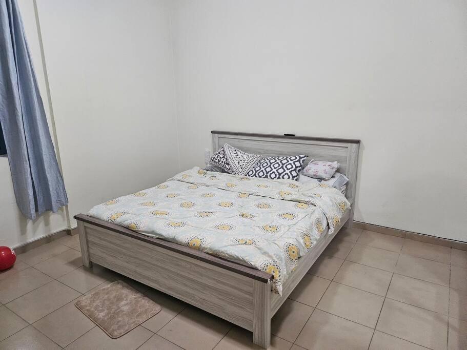 هتل چارمینگ بیچساید بد روم، کانوینینتلی کلاوز تو دبی ایرپورت (۱۴ مینتس اوی) - Charming Beachside Bedroom, Conveniently Close to Dubai Airport (14 Minutes Away)