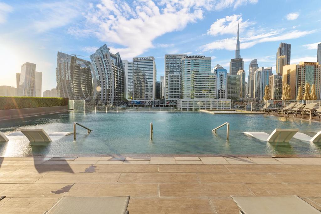 هتل ویوز هالیدِی هومز - سیتی سرنیتی: لوکس لیوینگ اَت ۱۵ نورث ساید تاور ۲ - Waves Holiday Homes - City Serenity: Luxe Living at 15 Northside Tower 2
