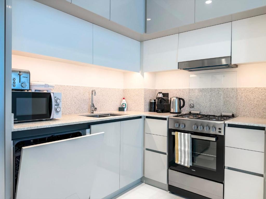 هتل پانورامیک اسکیپ ویت پرایوت بیچ، ۲ بی آر آن های فلوار - Panoramic Escape with Private beach, 2BR on High floor