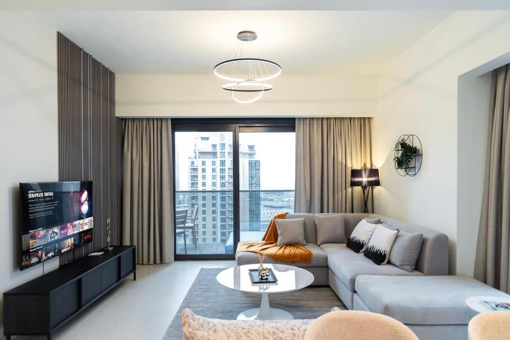 هتل برج اند فونتین ویوز - لارج اپت فور ۱۲ گست! - Burj & Fountain Views - Large Apt for 12 Guests!