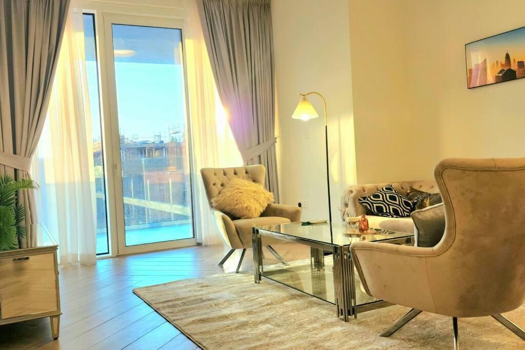 هتل ۳بی آر بیژ گری اسکیپ سیلور اسکای واک سنچری - 3BR Beige Gray Escape Silver Skywalk Sanctuary