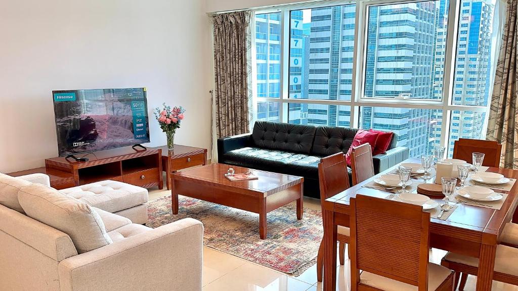 هتل مدرن لوکس ۲ بی آر آپت نیرد متر و مال بای لا بونا ویدا هالیدِی هومز - Modern luxe 2BR Apt near metro & mall By La buena Vida Holiday Homes