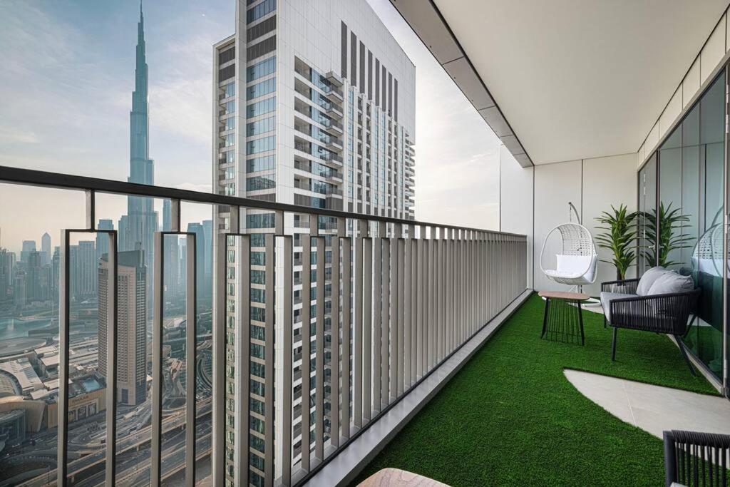 هتل مگنیفی سنت - ا اسپیشس ۳ بی آر ویت آ مزمیرایزینگ برج خلیفه ویو - Magnificent - A spacious 3 BR with a mesmerizing Burj Khalifa View