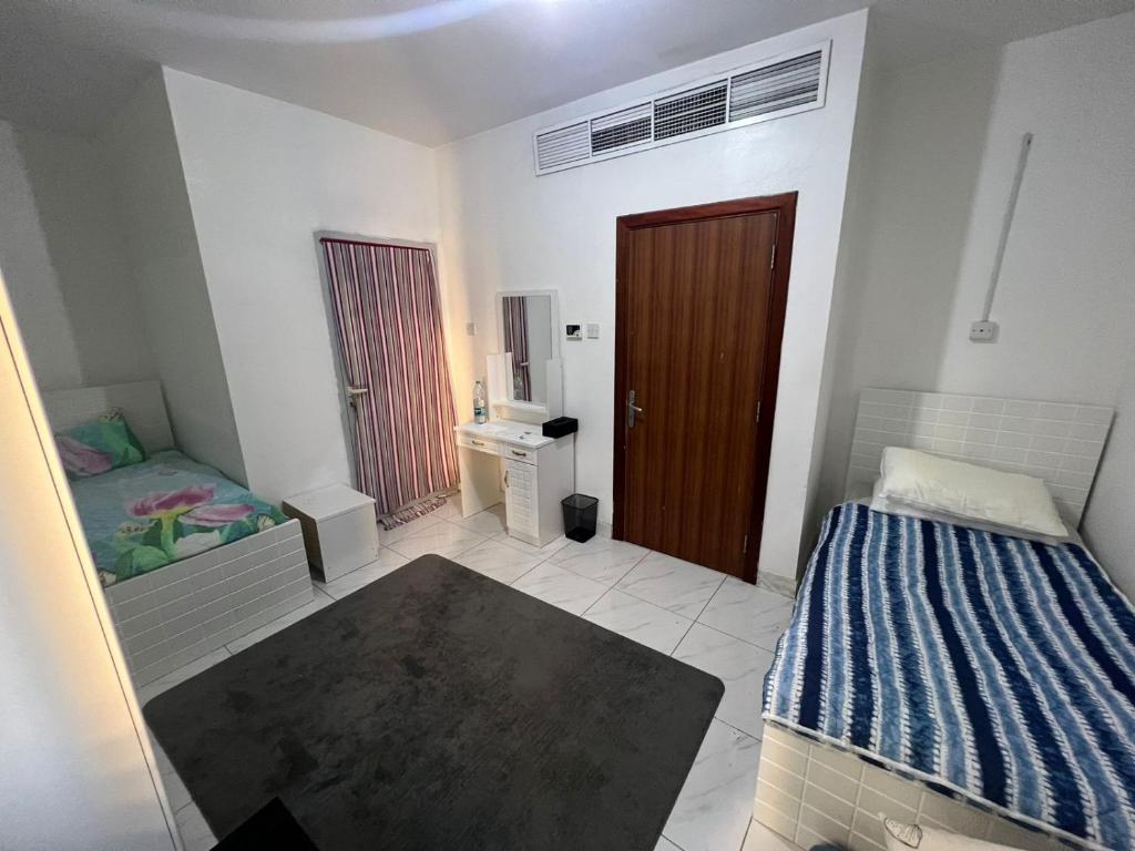 هتل فرنیشد رگولر روم این شارید آپارتمان - Furnished Regular Room in shared Apartment