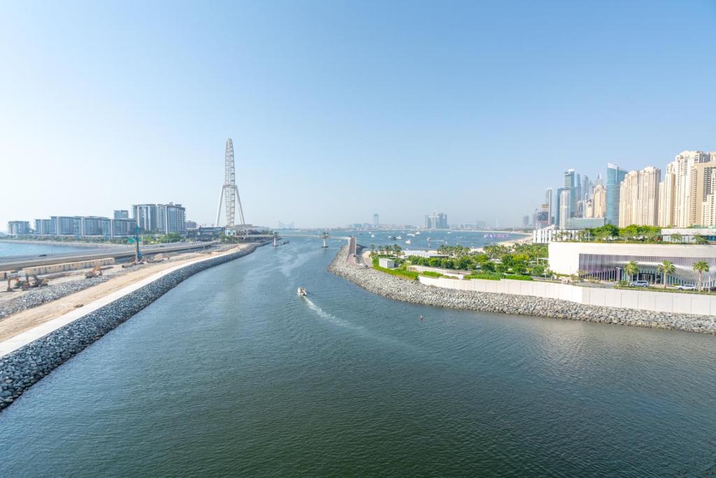 هتل واندرفول ویوز آو د سرین سی اند د مگنیفیسنت دبی آی، ۱BR ویت گریت امنتیز - Wonderful Views of The Serene Sea and The magnificent Dubai Eye, 1BR with Great Amenities