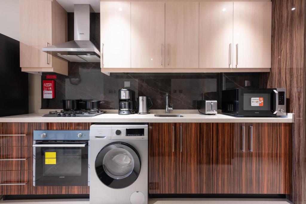 هتل لاکسوریس ۱ بی آر این الیت ویت کانال ویو - Luxurious 1BR in Elite with Canal View
