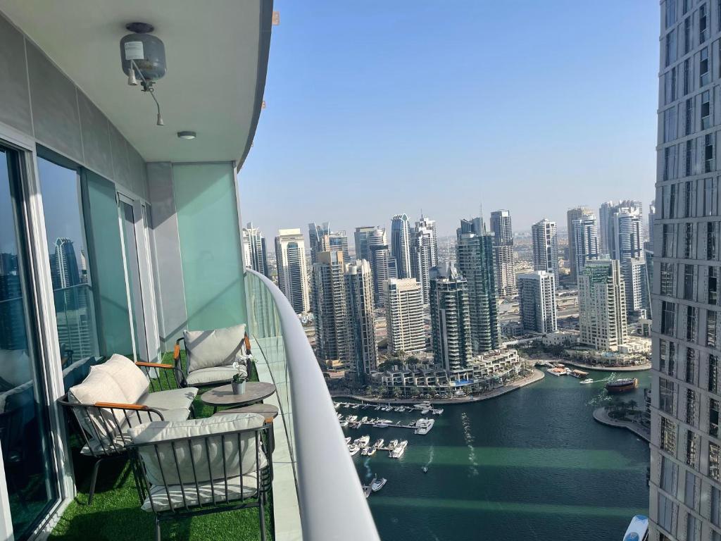 هتل ۲ بی آر در مارینا با دبی این، مارینا و سی ویو! - 2BR in Marina with Dubai Ain, Marina & Sea View!