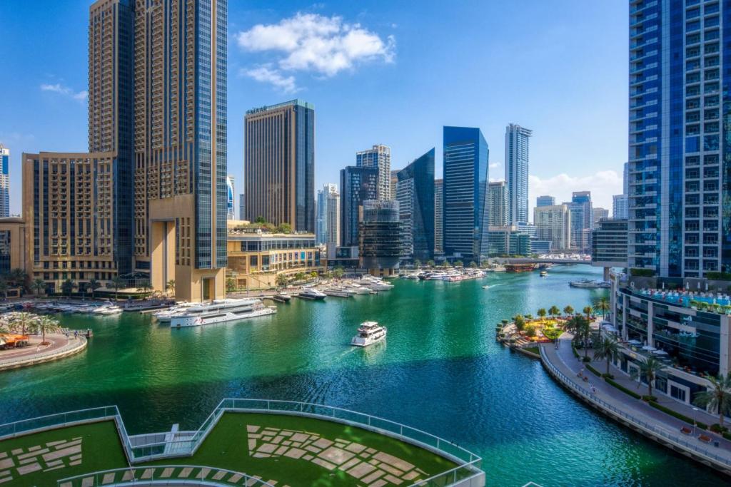 هتل مزمرایزینگ واترفرانت وید فول مارینا ویو - Mesmerizing Waterfront with full Marina View