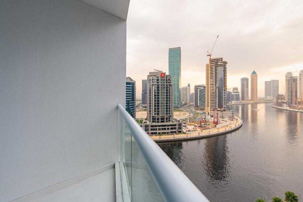 هتل اسپیشس استودیو کانال بورج ویو - Spacious studio canal burj view