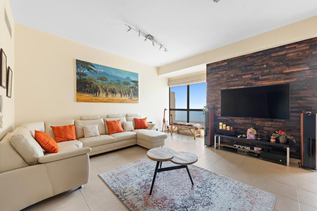 هتل اسپیشس 2 بی آر این پرایم لوکیشن - Spacious 2 BR in Prime Location
