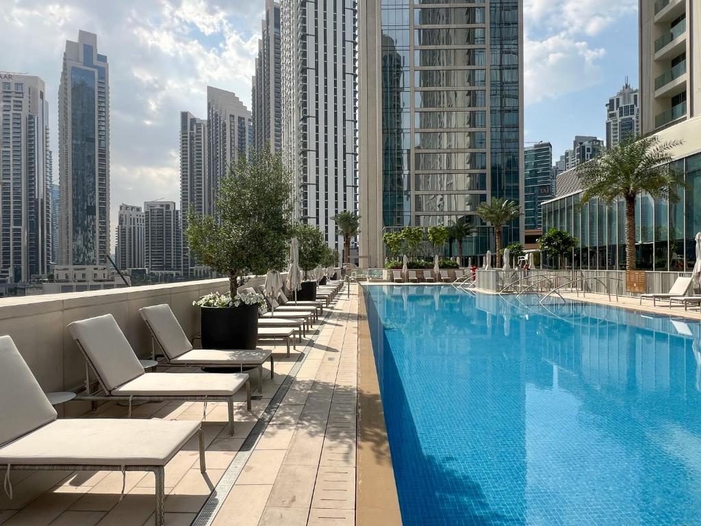 هتل لاگژریوس 1 بی آر این اکت وان وید برج خلیفه ویو سوئیمینگ پول - Luxurious 1BR in Act One with Burj Khalifa View Swimming Pool