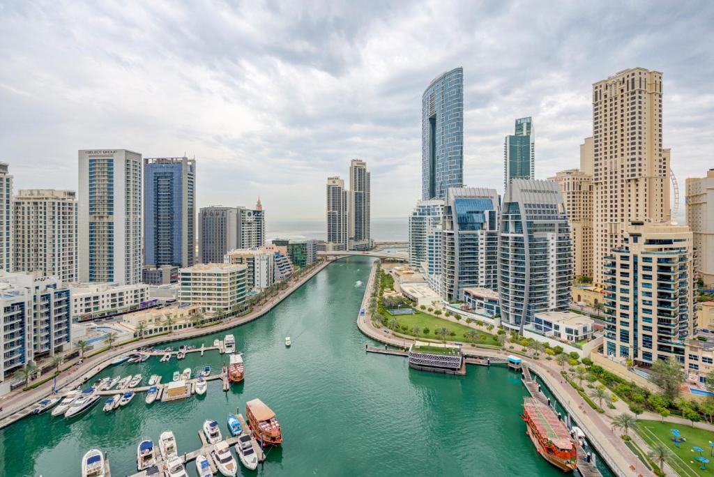 هتل تروفی - لوکژریوس لاگون لیر وید یات کلاب ویوز - Trophy - Luxurious Lagoon Lair with Yacht Club Views
